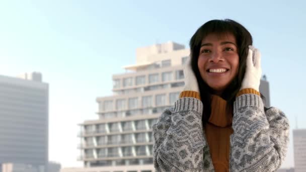 Mujer Escuchando Música Día Inviernos Cámara Lenta — Vídeos de Stock