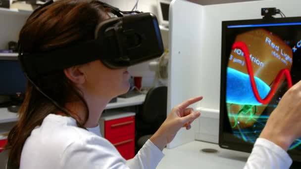 Επιστήμονας Χρησιμοποιώντας Oculus Ρήγμα Στο Εργαστήριο Υψηλής Ποιότητας Φορμά — Αρχείο Βίντεο