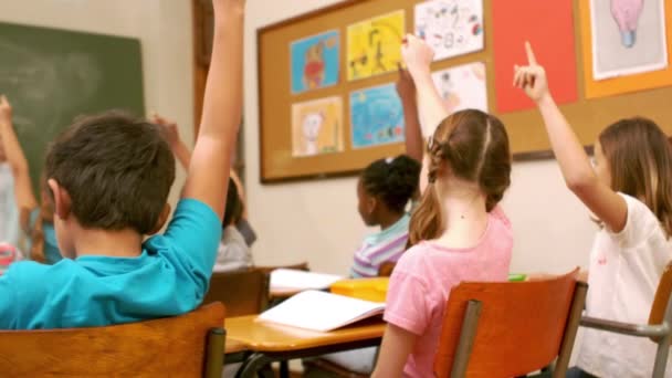 Aula Niños Levantando Las Manos Para Responder Pregunta Los Maestros — Vídeos de Stock