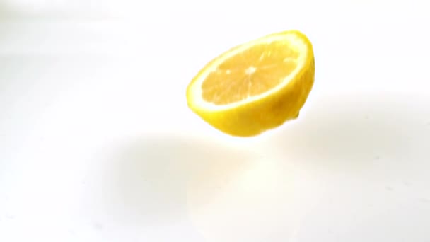 柠檬片落入水的近视图 — 图库视频影像