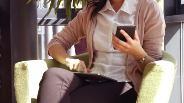 Mulher Negócios Asiática Usando Seu Telefone Formato Alta Qualidade — Vídeo de Stock