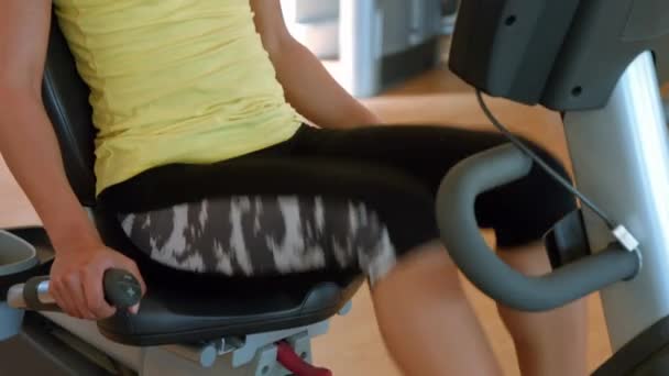 Ultra Formatında Spor Salonunda Çalışan Uygun Kadın — Stok video