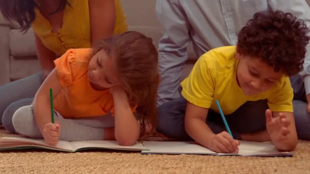 Niños Hispanos Sonrientes Haciendo Sus Deberes Sala Estar Casa — Vídeo de stock