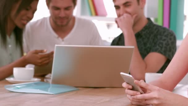 Equipo Negocios Casual Teniendo Una Reunión Cámara Lenta — Vídeo de stock