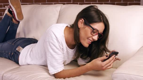 Жінка Використовує Свій Телефон Дивані Вдома — стокове відео