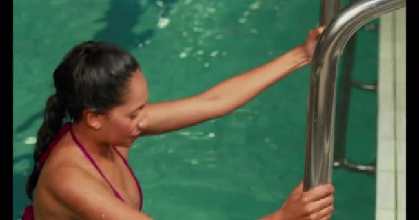 高品質 フォーマットのスイミング プールで妊娠中の女性 — ストック動画