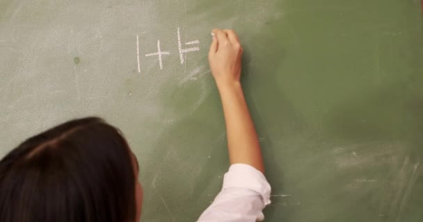 Guru Menulis Papan Tulis Sekolah Dasar — Stok Video