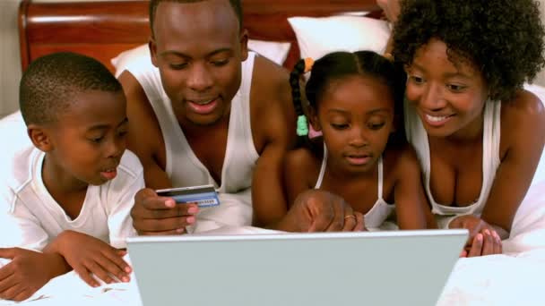 Dizüstü Bilgisayar Kredi Kartı Ağır Çekimde Sevindirici Yatakta Siyah Aile — Stok video