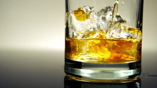 Nahaufnahme Whisky Auf Eis Glas Gießen — Stockvideo
