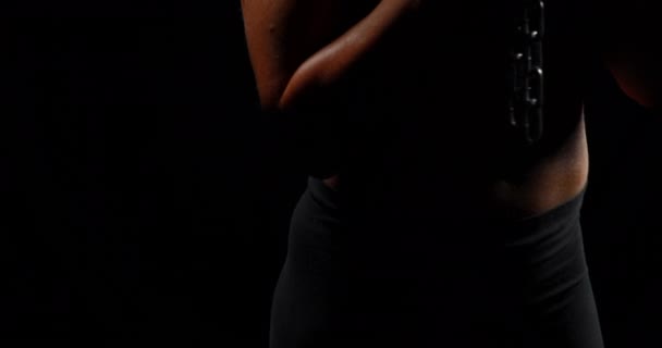Agresivní Svalnatá Žena Drží Řetěz Proti Černému Pozadí — Stock video