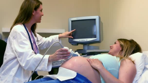 医生对孕妇进行超声 — 图库视频影像