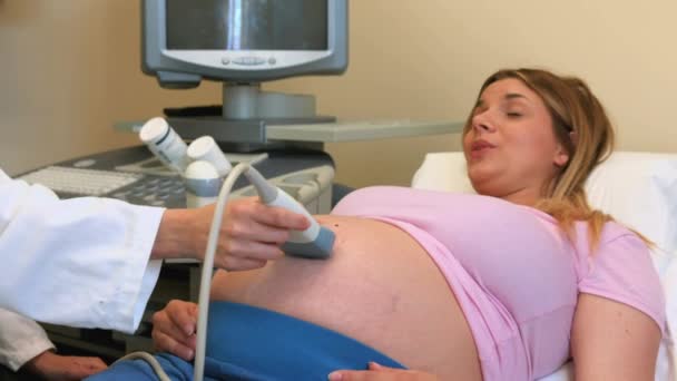 Médico Realizando Ultrasonido Una Madre Embarazada — Vídeos de Stock