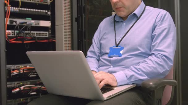 Técnico Usando Laptop Para Analisar Servidor Formato Alta Qualidade — Vídeo de Stock