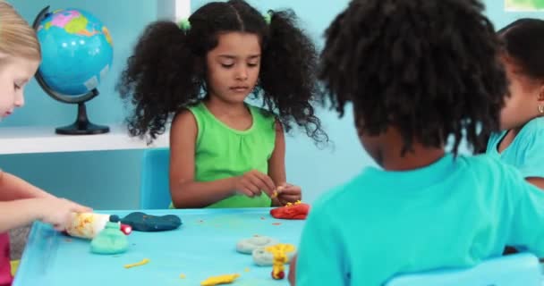 Niños Pequeños Usando Arcilla Modelado Formato Alta Calidad — Vídeo de stock