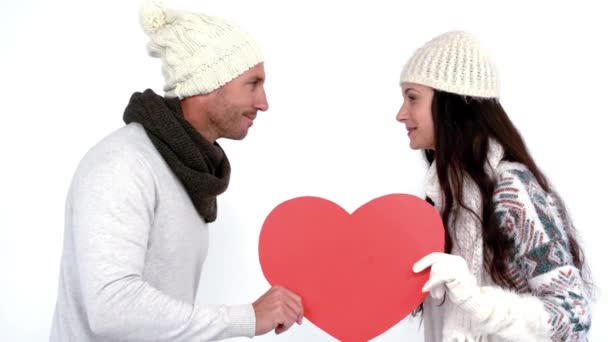 Casal Inverno Segurando Cartão Coração Fundo Branco Câmera Lenta — Vídeo de Stock
