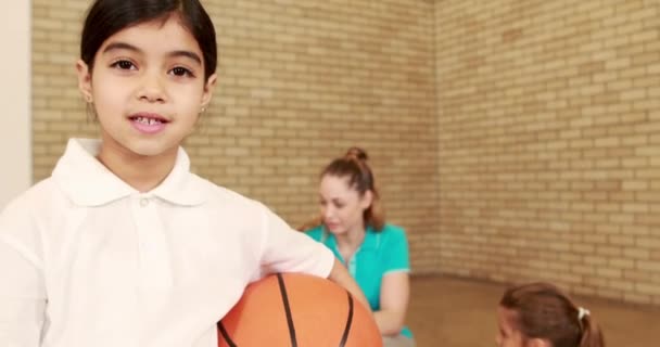 Sorrindo Menina Com Polegares Para Cima Segurando Basquete Escola Primária — Vídeo de Stock