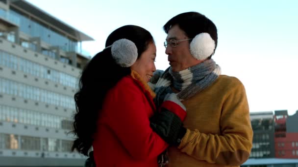 冬天的衣服在慢动作中拥抱幸福成熟夫妻 — 图库视频影像