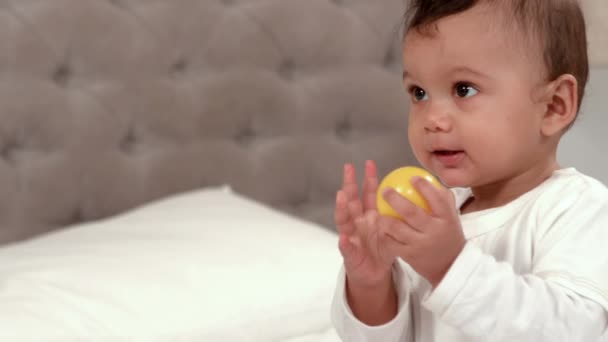 Cute Baby Gry Piłką Łóżko Domu — Wideo stockowe