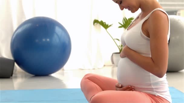 Uśmiechający Się Ciąży Kobieta Siedzi Matę Dotykając Jej Brzuch Studio — Wideo stockowe