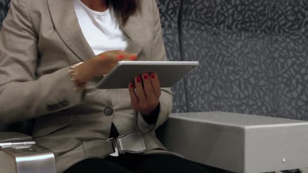 Zakenvrouw Met Behulp Van Een Tablet Onderweg — Stockvideo