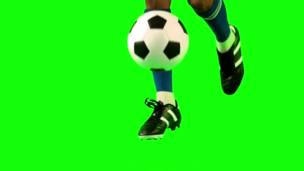 控制在绿色背景上的球的足球运动员 — 图库视频影像