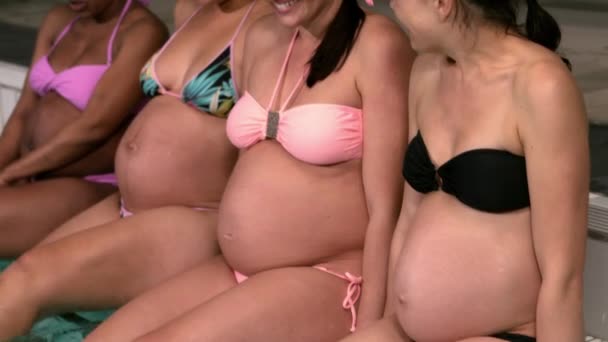 スローモーションでプールサイドでリラックスした妊娠中の女性 — ストック動画