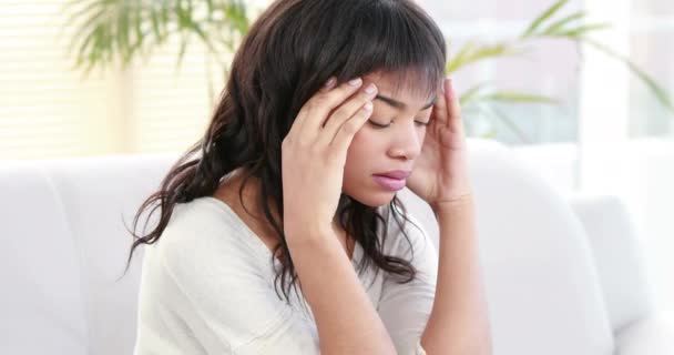 Mujer Estresada Sosteniendo Cabeza Sofá Casa Sala Estar — Vídeo de stock