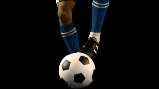 Football Speler Controleren Bal Zwarte Achtergrond — Stockvideo