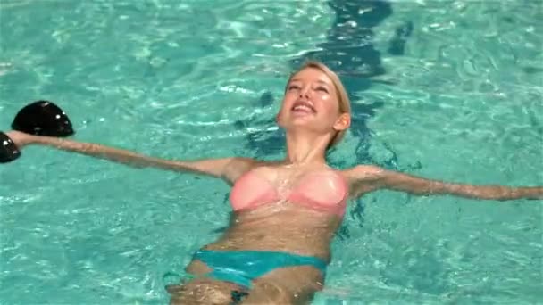 合适的女人放松池中的慢动作 — 图库视频影像