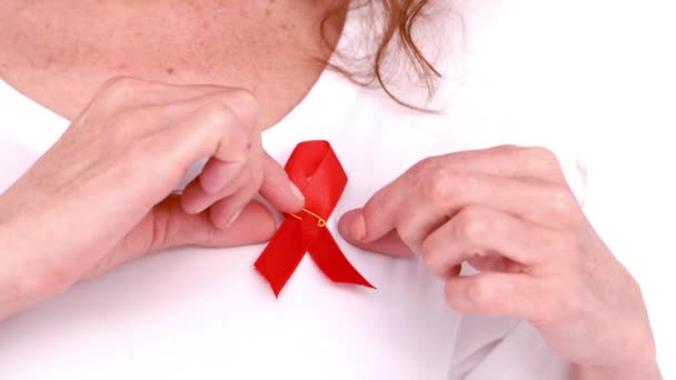 Visel Piros Aids Tudatosság Szalag Fehér Háttér — Stock videók