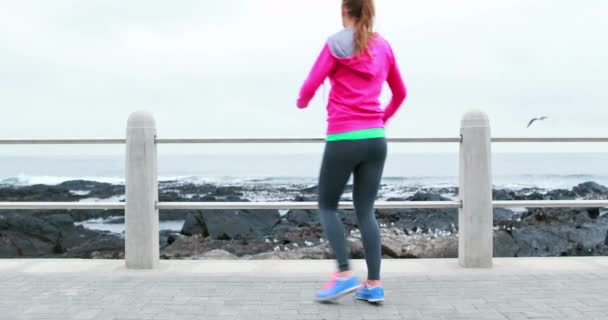 Ganska Ung Bestämd Kvinna Kör Vid Strandpromenaden — Stockvideo