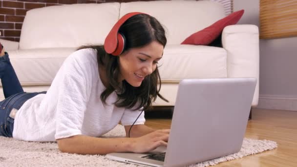 微笑的女士在客厅里使用笔记本电脑 — 图库视频影像