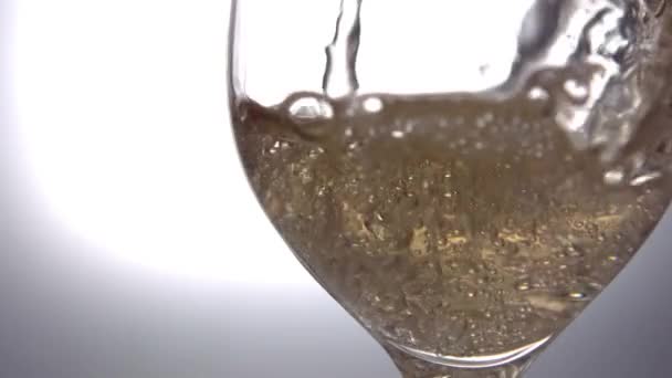 Witte Wijn Gieten Wijnglas Slow Motion — Stockvideo