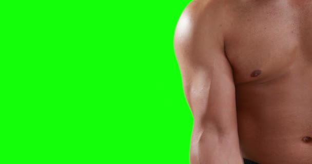 Alvorlig Muskuløs Mand Løfte Håndvægte Grøn Baggrund – Stock-video