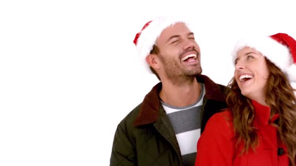Ελκυστικό Νεαρό Ζευγάρι Φορώντας Καπέλα Santa Δώρο Κατά Λευκό Φόντο — Αρχείο Βίντεο