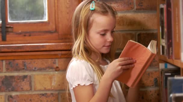 Lindo Niño Leyendo Libro Cámara Lenta — Vídeo de stock