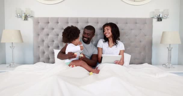 Nieuwe Ouders Met Hun Baby Bed Inbegrepen Hoge Kwaliteit Formaat — Stockvideo