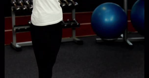 合适的女人在优质 格式在健身房做瑜伽 — 图库视频影像
