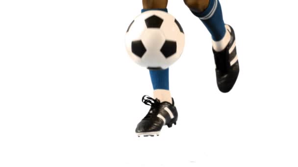 控制球在白色背景上的足球运动员 — 图库视频影像