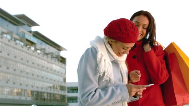 Ładne Dziewczyny Torby Zakupy Śmiejąc Się Patrząc Smartphone Zwolnionym Tempie — Wideo stockowe