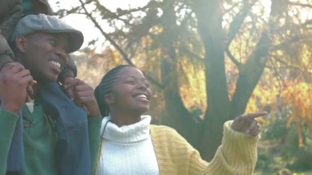 Счастливая Семья Веселится Вместе Парке — стоковое видео