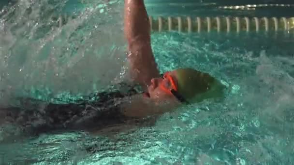 Přizpůsobit Žena Plavání Bazénu Pomalém Pohybu — Stock video