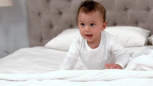 Baby Witte Kleren Kruipen Bed — Stockvideo