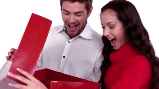 Щаслива Пара Відкриває Подарунок Разом Білому Тлі Повільному Русі — стокове відео