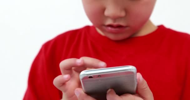 Küçük Çocuk Bir Smartphone Yüksek Kaliteli Biçiminde Holding — Stok video