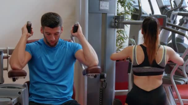 Paar Benutzt Hantelmaschine Fitnessstudio Ultra Format — Stockvideo