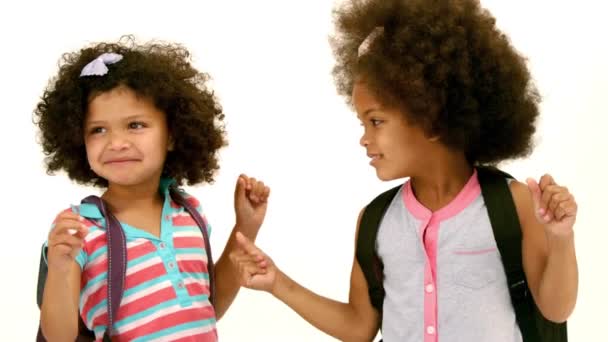 Glückliche Schulkinder Mit Tüten Die Zeitlupe Herumspringen — Stockvideo
