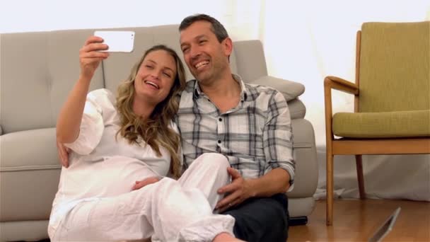 Felices Futuros Padres Tomando Selfie Sala Estar — Vídeos de Stock