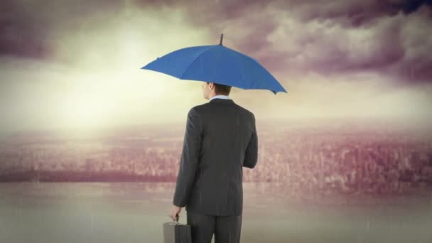 嵐の下で傘を保持している実業家の背面図 — ストック動画
