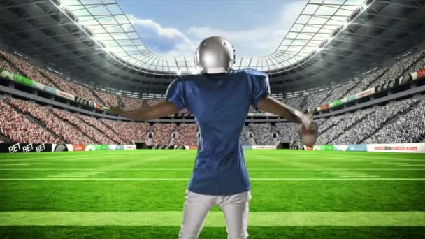 Giocatore Football Americano Con Palla Alzando Braccia Allo Stadio — Video Stock